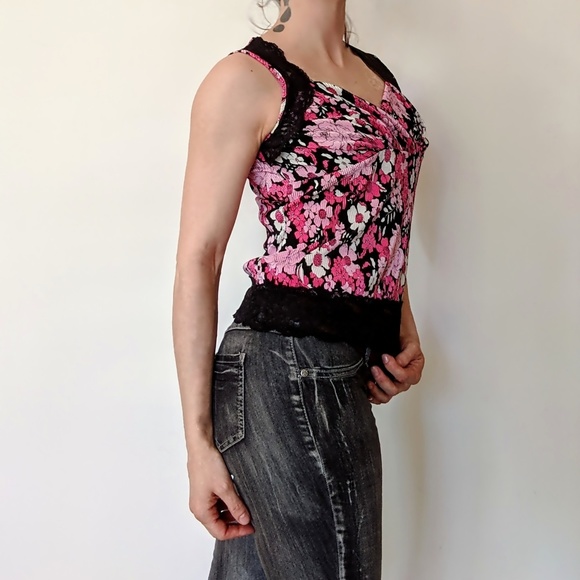 Lace trim sleeveless floral top - Picture 2 of 5